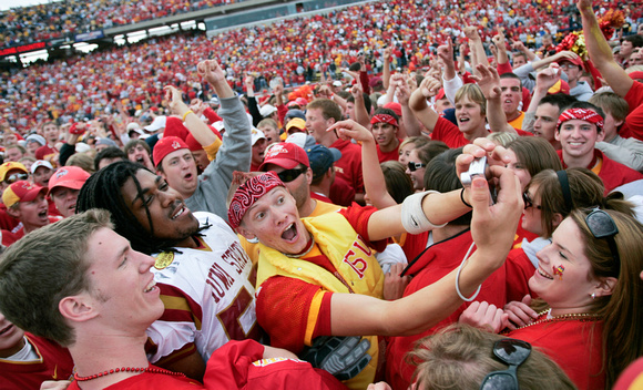 FBvIowa_Lyle&Fans_LaDue